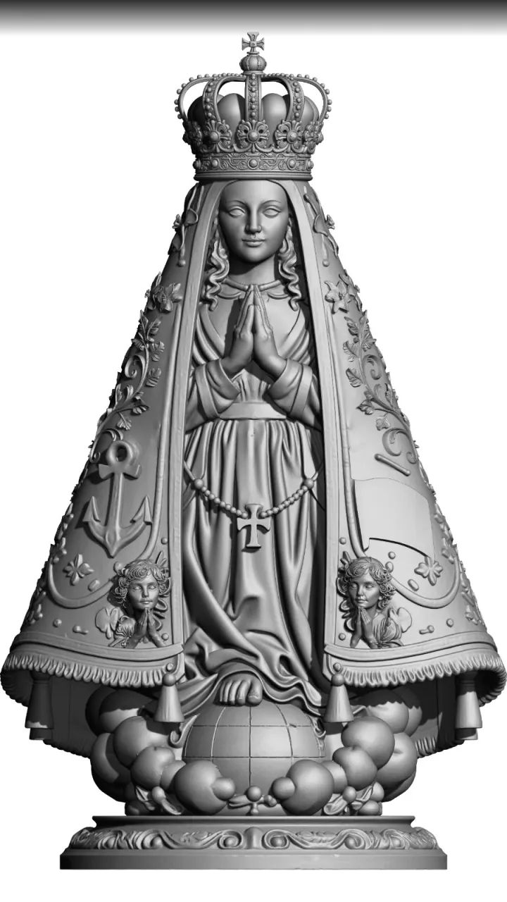 Escultura digital de Nossa Senhora Aparecida com coroa imperial, manto ornamentado com âncora e anjos, mãos em oração sobre o globo