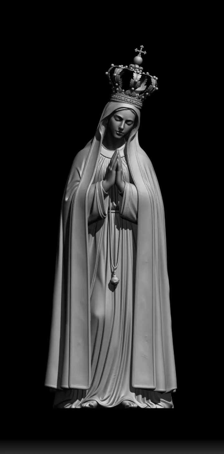Escultura digital de Nossa Senhora de Fátima em argila cinza, coroada, com mãos em oração e manto longo, sobre fundo preto