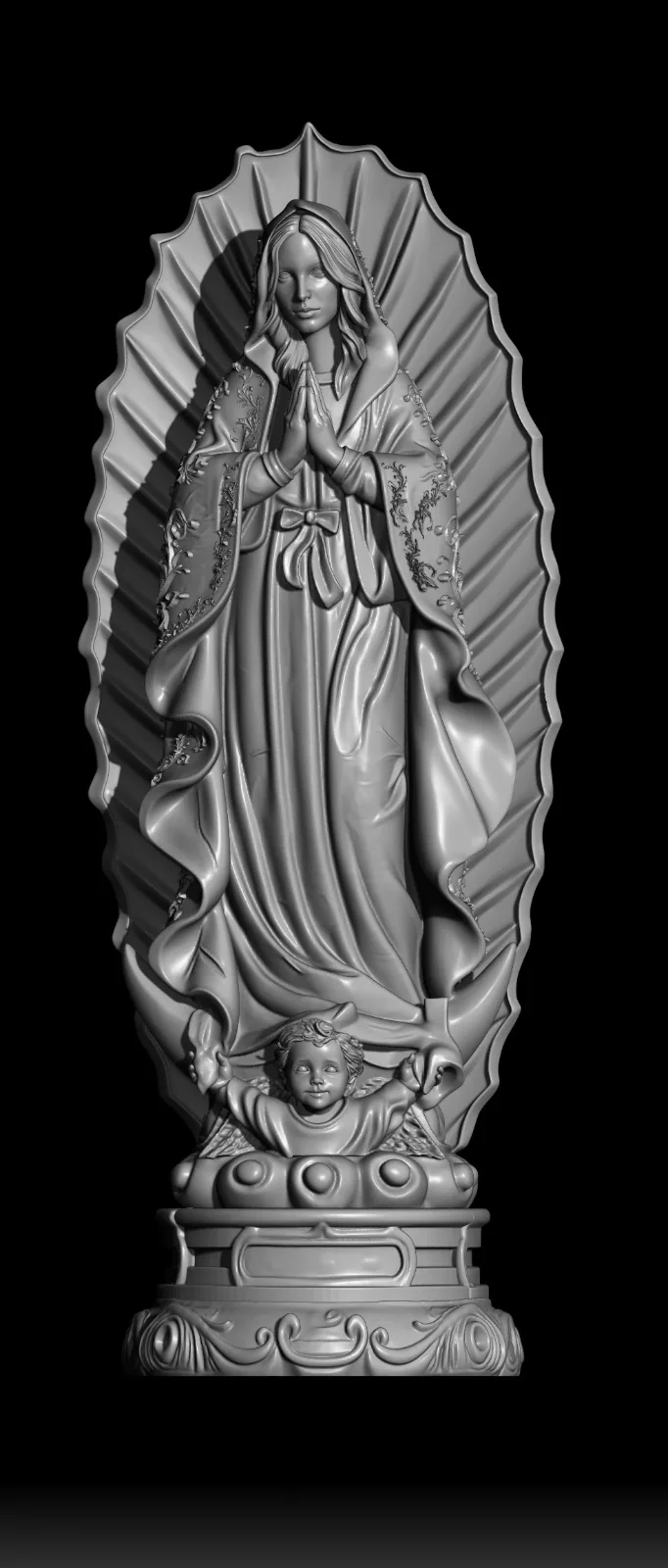 Escultura digital em argila cinza de Nossa Senhora de Guadalupe, de mãos postas em oração dentro de uma auréola de raios, sustentada por um anjo, sobre base ornamentada e fundo preto