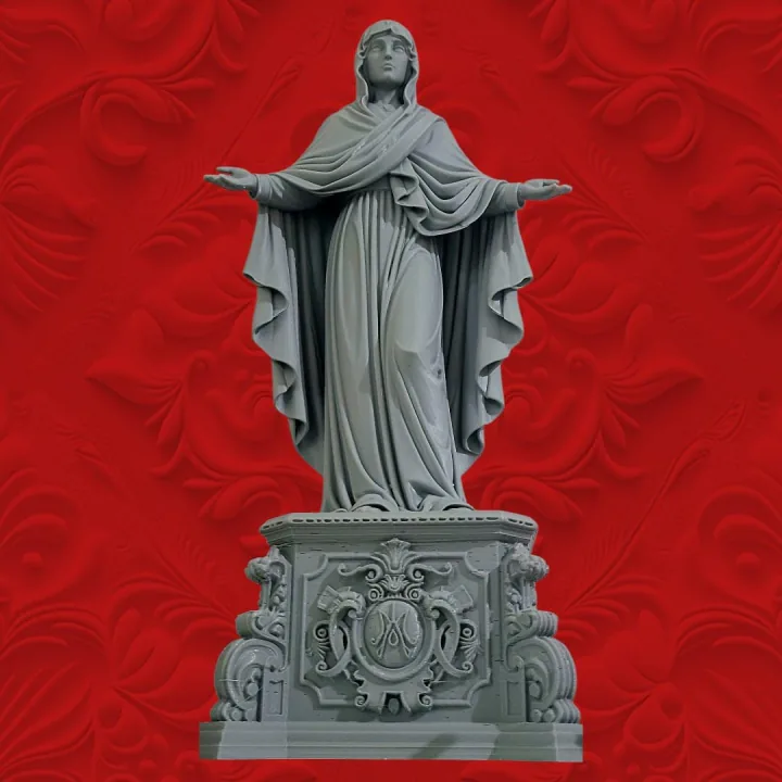 Estátua em resina cinza de Nossa Senhora de Pentecostes, de braços abertos e véu longo, sobre pedestal ornamentado com o monograma mariano