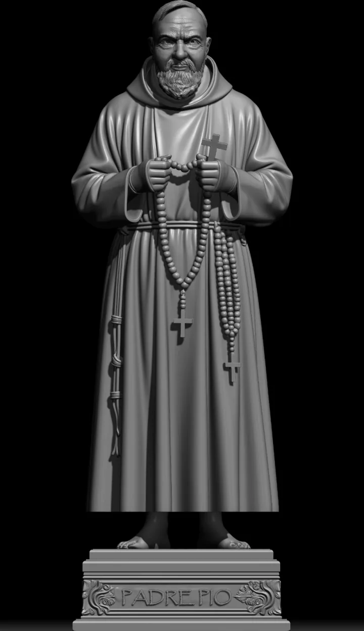 Escultura digital em argila cinza de São Pio de Pietrelcina, de corpo inteiro, com hábito e capuz capuchinho, segurando o rosário nas mãos, sobre base ornamentada, em fundo preto