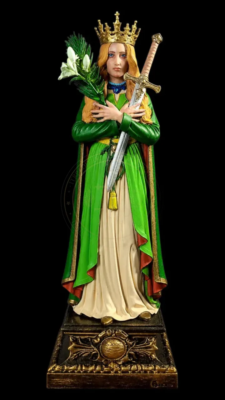 Imagem policromada de Santa Dimpna, coroada de ouro, com manto verde e túnica clara, os braços cruzados ao peito segurando uma espada e um ramo de lírios, sobre base dourada ornamentada