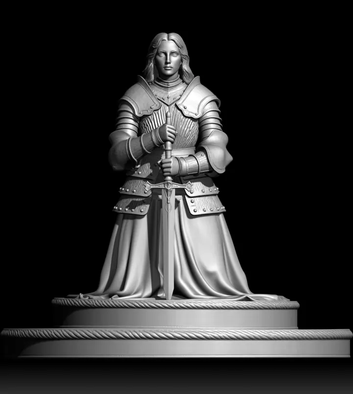 Escultura digital em argila cinza de Santa Joana d'Arc ajoelhada em armadura, segurando a espada apoiada à frente, sobre base circular.