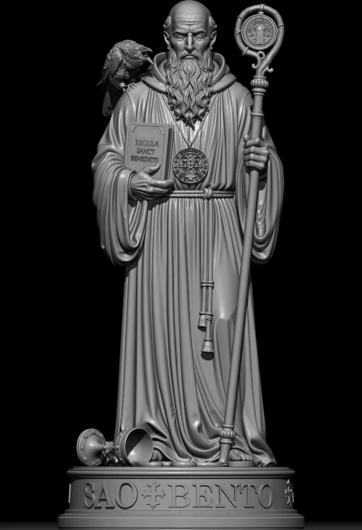 Escultura digital em argila cinza de São Bento, monge de longa barba, segurando o livro da Regra e o báculo, com um corvo ao ombro e a taça derramada aos pés, sobre base ornamentada com a inscrição São Bento, em fundo preto