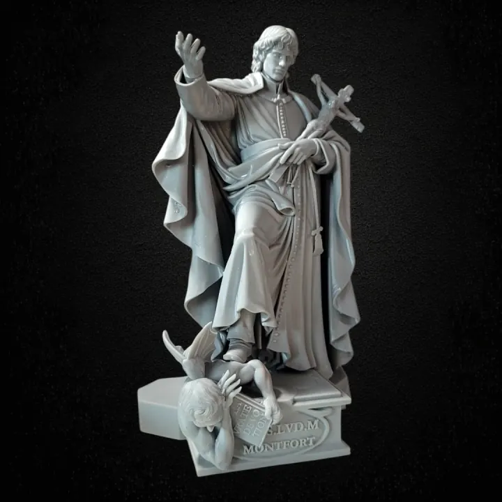 Estátua em resina cinza de São Luís Maria Grignion de Montfort segurando crucifixo, com anjo aos pés segurando o livro do Tratado da Verdadeira Devoção, sobre fundo preto